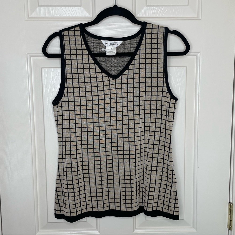 Exclusively Misook Petite Sleeveless Grid Print Knit Shell Top Black & Beige M